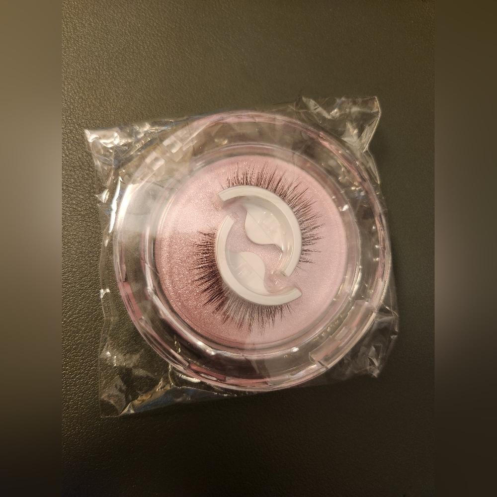 NEW Unused False Eyelashes With Applicator